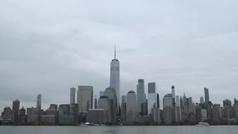 Captivating Panoramic View of the Iconic Manhattan Skyline on a Cloudy Day Vidéo 295076585