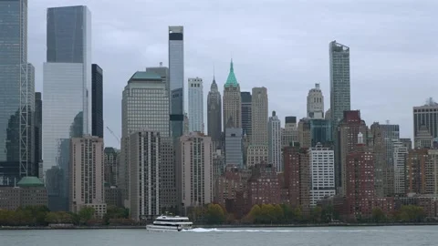 Captivating Panoramic View of the Iconic Manhattan Skyline on a Cloudy Day 스톡 동영상 295077534