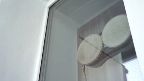 Captivating Reflection: A Drum Suspended in the Window, Merging Interior and Vidéo 333514379