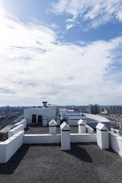 A Captivating Rooftop View Under a Cloudy Sky, Showcasing Architectural Elements Foto stock