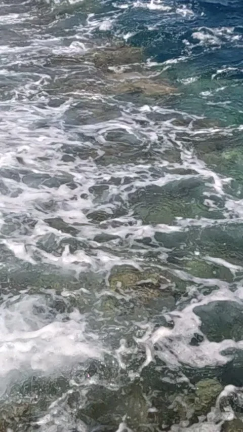 Captivating Seascape of Clear Ocean Waters with Gentle Waves and Foam, 库存影片 330096904