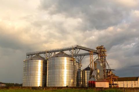 A captivating sunset over a grain dryer and hopper Stockfoto's