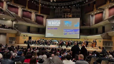 Captivating Symphony Orchestra Playing Beatles Tribute at Toronto Hall Vidéo 331209236