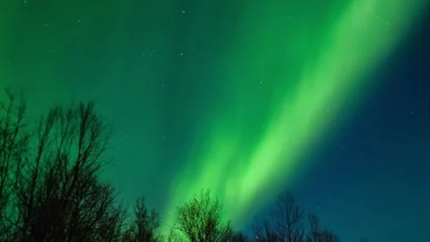 Captivating Time-Lapse of Aurora Borealis and Starry Night Sky. Embark on an Vídeos de archivo 334659052