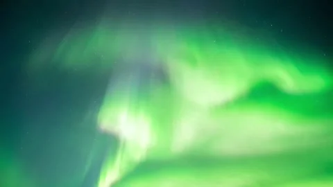 Captivating time-lapse of the mesmerizing Northern Lights illuminating the Vídeos de archivo 334658818