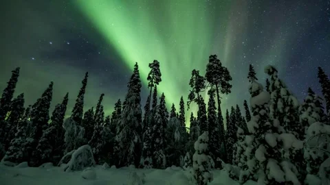 Captivating time-lapse of the mesmerizing Northern Lights illuminating the Vídeos de archivo 334658872