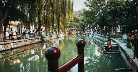 Captivating View Down the Waterway with Charming Architectural Elements. Foto stock
