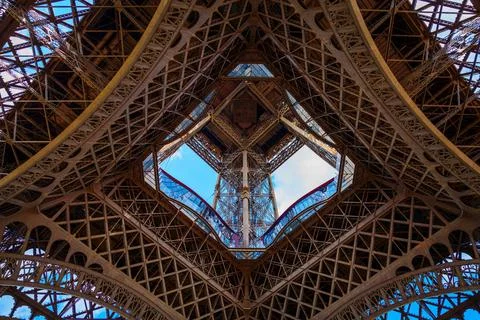 A captivating view of the Eiffel Tower from ground level, showcasing its intr Stock-Fotos
