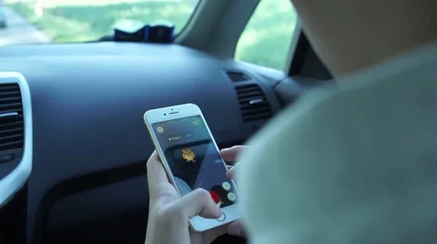 Capture pokemon go IPHONE 7 Vídeos de archivo 67857529