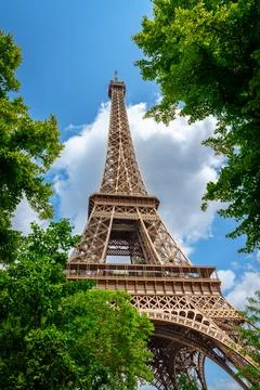 Capture the stunning view of the Eiffel Tower rising above the vibrant green  Stock-Fotos
