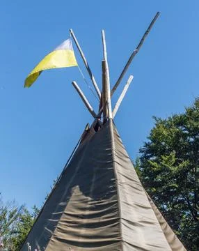 Captured from a low angle, this teepee stands as a symbol of heritage, campin Foto stock