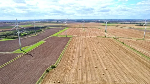 Captured from the sky, wind turbines create a mesmerizing sight in a Lincol.. Vidéo 252657084