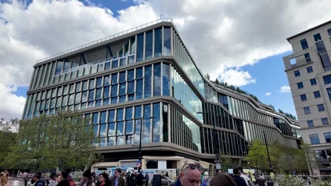 This captures the exterior of Google s new Platform 37 headquarters in London 库存影片 334326565