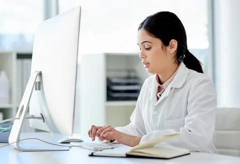 Capturing all her data online. a young scientist working on a computer in a lab. 스톡 사진