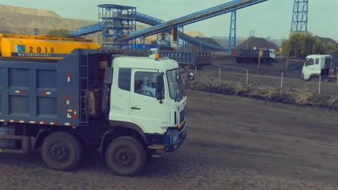 Capturing the busy operations of heavy-duty dump trucks transporting coal Vídeos de archivo 337907815