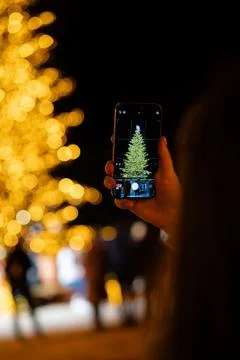Capturing Christmas Tree Lights on Smartphone Foto stock