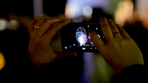 Capturing fireworks on a smartphone. Video stock 341108909