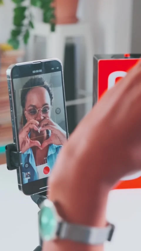 Capturing joy while creating a spontaneous tutorial at home Vídeo Stock 286148123