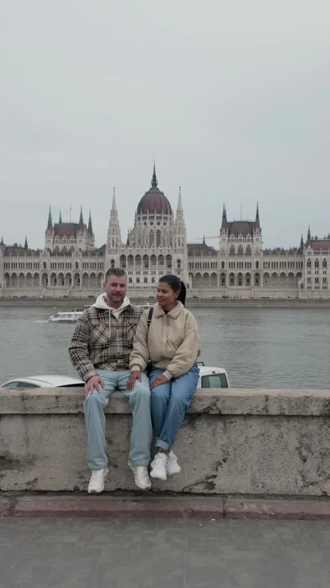Capturing love against the stunning backdrop of Budapests Parliament Stock-Footage 337360821