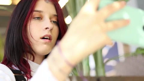 Capturing a moment of creativity in a vibrant urban setting Vídeos de archivo 295270936