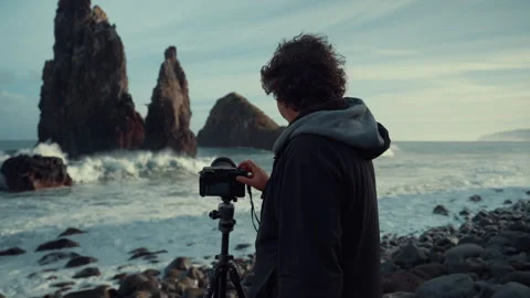 Capturing stunning rock formations at Ilheus Da Ribeira in Madeira Vidéo 321462932