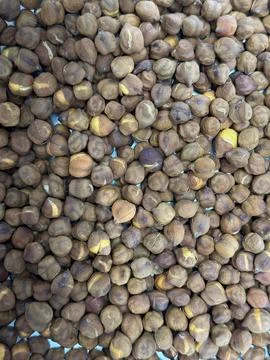 Capturing the subtle texture of dark chickpea with visible natural split line Фото