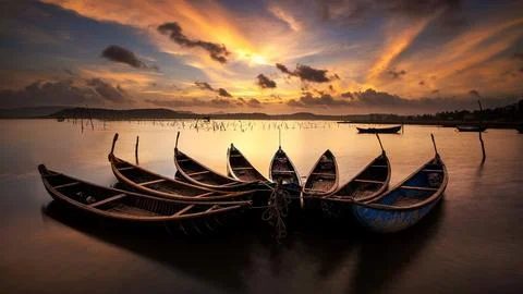 Capturing the Tranquility of a Boat Dock at Sunset Foto stock