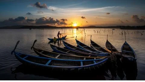 Capturing the Tranquility of a Boat Dock at Sunset Foto stock