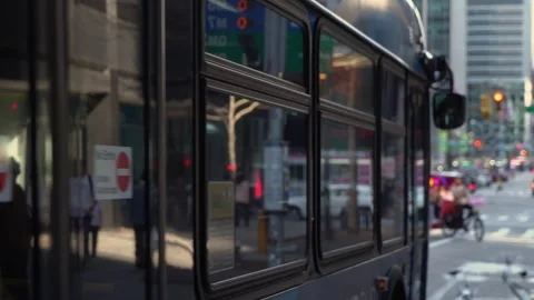 Capturing Urban Scene Dynamic City Streets Filled with life Vidéo 291630297