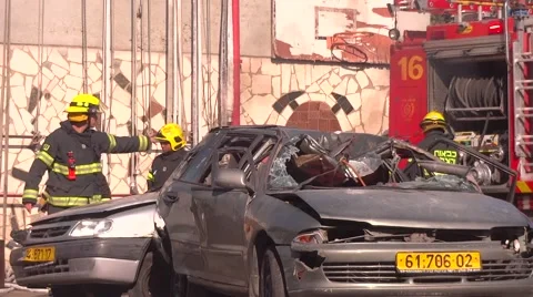 A car accident waiting for fireman help Vídeos de archivo 58953723