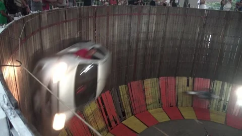 A car and rider performs on a vertical circular track during the festival. Vídeo Stock 262548416