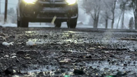 Car approaching with light snowing Vídeos de archivo 150876961