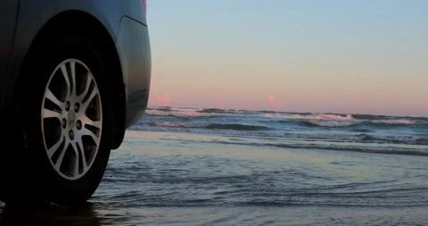 Car backing up into the beach Vídeos de archivo 138518910