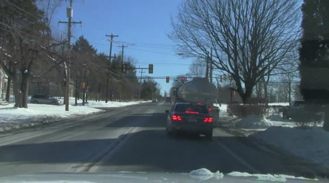 Car backs up at a signal light Video stock 1038439