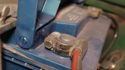 Car Battery Terminal with Cable Clamp and Wing Nut in Vehicle Engine Stockbeeldmateriaal 335643839