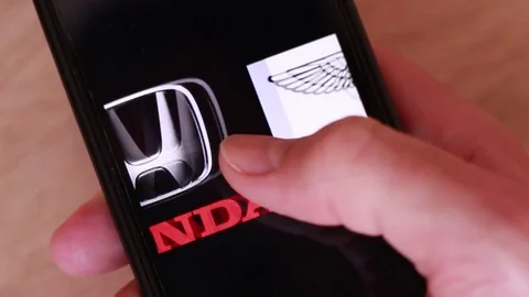 Car brands logos on the smartphone closeup Vídeos de archivo 83533047