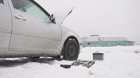 Car breakdown in winter, low-quality diesel fuel freezing and weak battery Vidéo 103243557