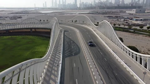 Car on the bridge Vídeo Stock 162166151