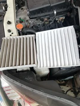 Car bumper, engine, and filter service with component exposure Fotos de archivo