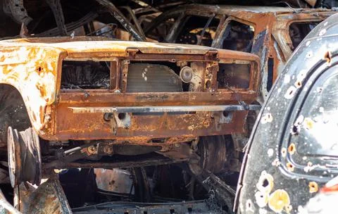 The car burned down completely, even the tires burned out. Burnt out car cras Fotos Stock