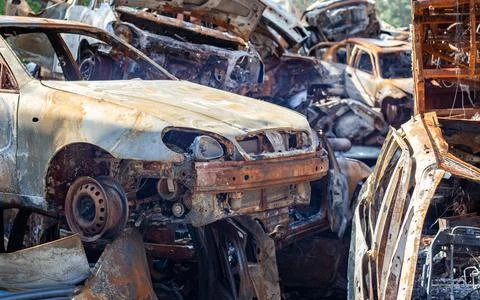 The car burned down completely, even the tires burned out. Burnt out car cras Fotos Stock