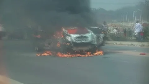 Car burning africa - long version - auto brucia sulla strada in Africa Stock Footage 85091696