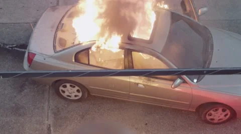 Car burning with large flames and smoke during the day Vídeo Stock 67555157