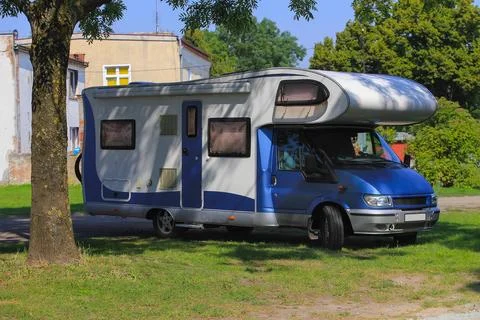 Car camping on the grass under a tree Stock-Fotos