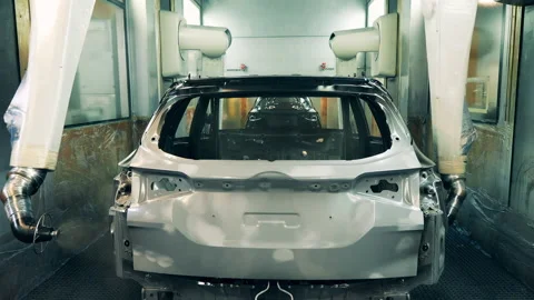 Car carcass is getting sprayed with zinc in a factory unit Vídeo Stock 142785615