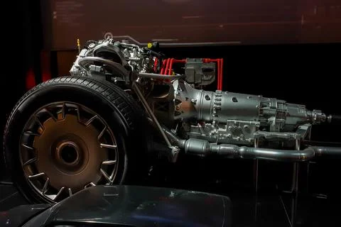 Car chassis, engine with connected gearbox and exhaust manifold. Stock-Fotos