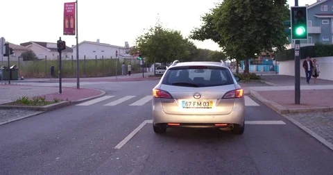 Car to circulate at the end of the day - Carro a circular ao fim do dia Stock Footage 77723849