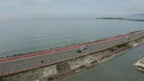 Car in coastal road 動画素材 250970489