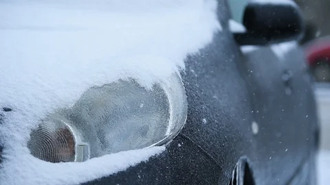 Car covered in ice during freezing rain phenomenon Vídeo Stock 87322787