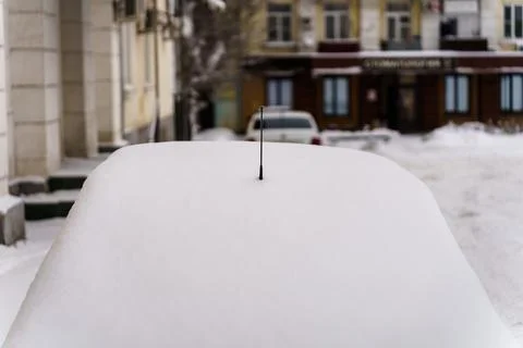 Car covered with layer of snow Foto stock